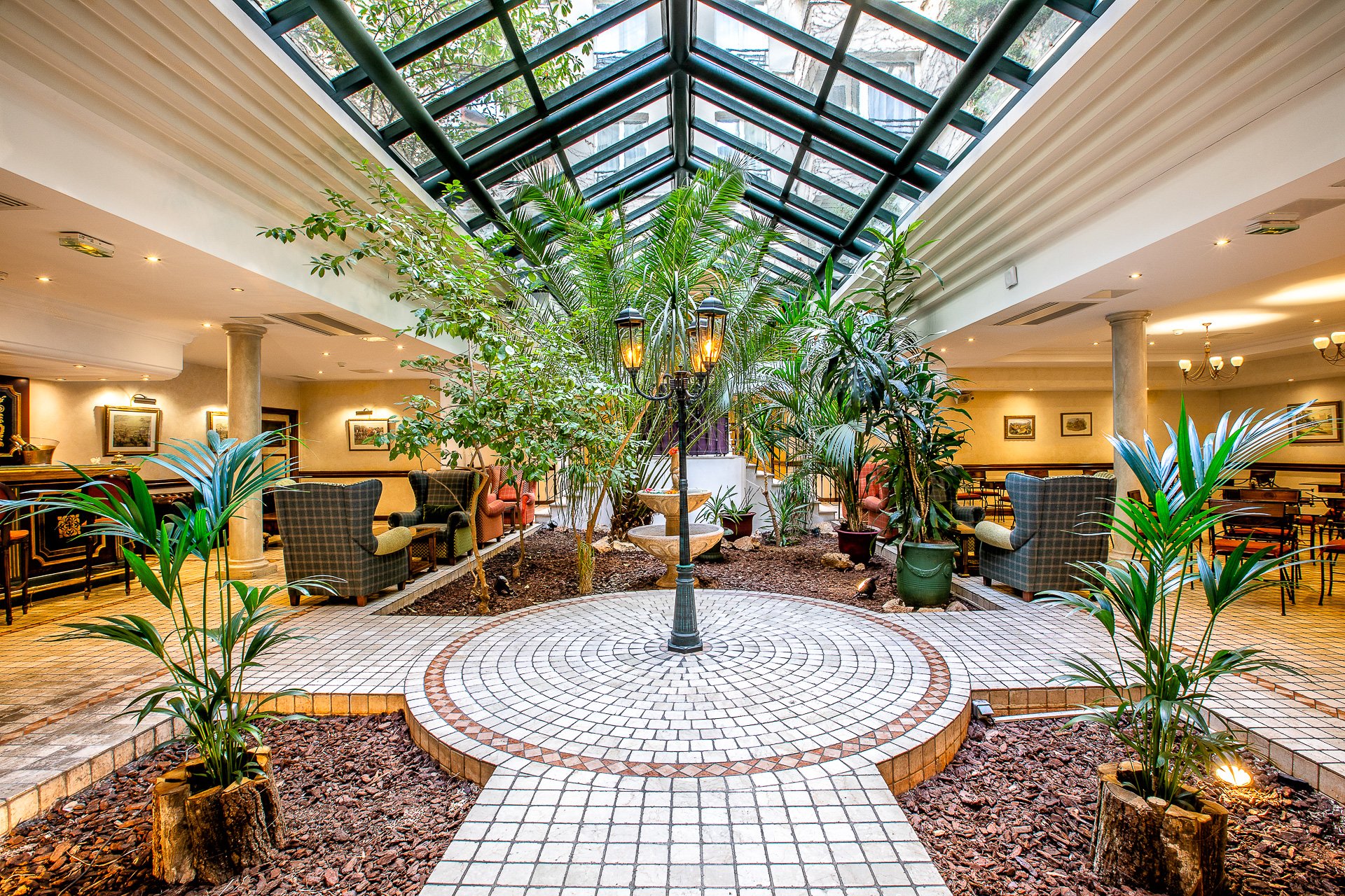 23/Lobby/Villa Beaumarchais - Hotel Paris Marais - Hotel 4 etoiles avec pation privatisable - Jardin avec Verrere pour photoshooting.jpg